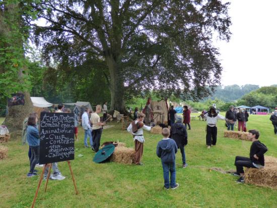 Un village médiéval au cœur des Jardins Aquatiques
